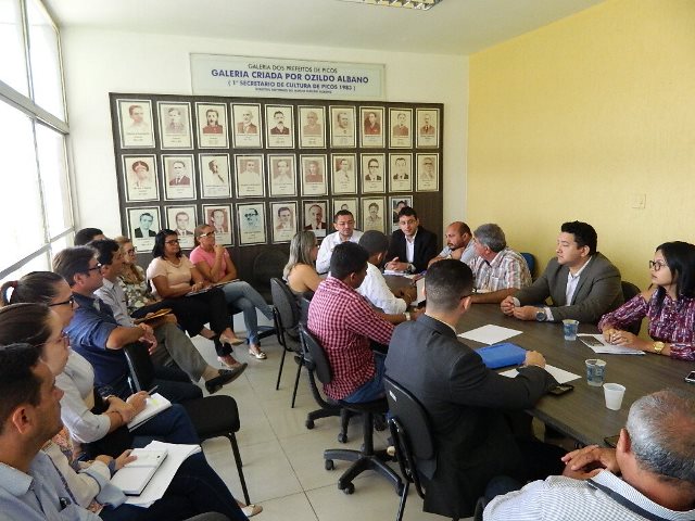 Prefeito de Picos discute LDO com o secretariado