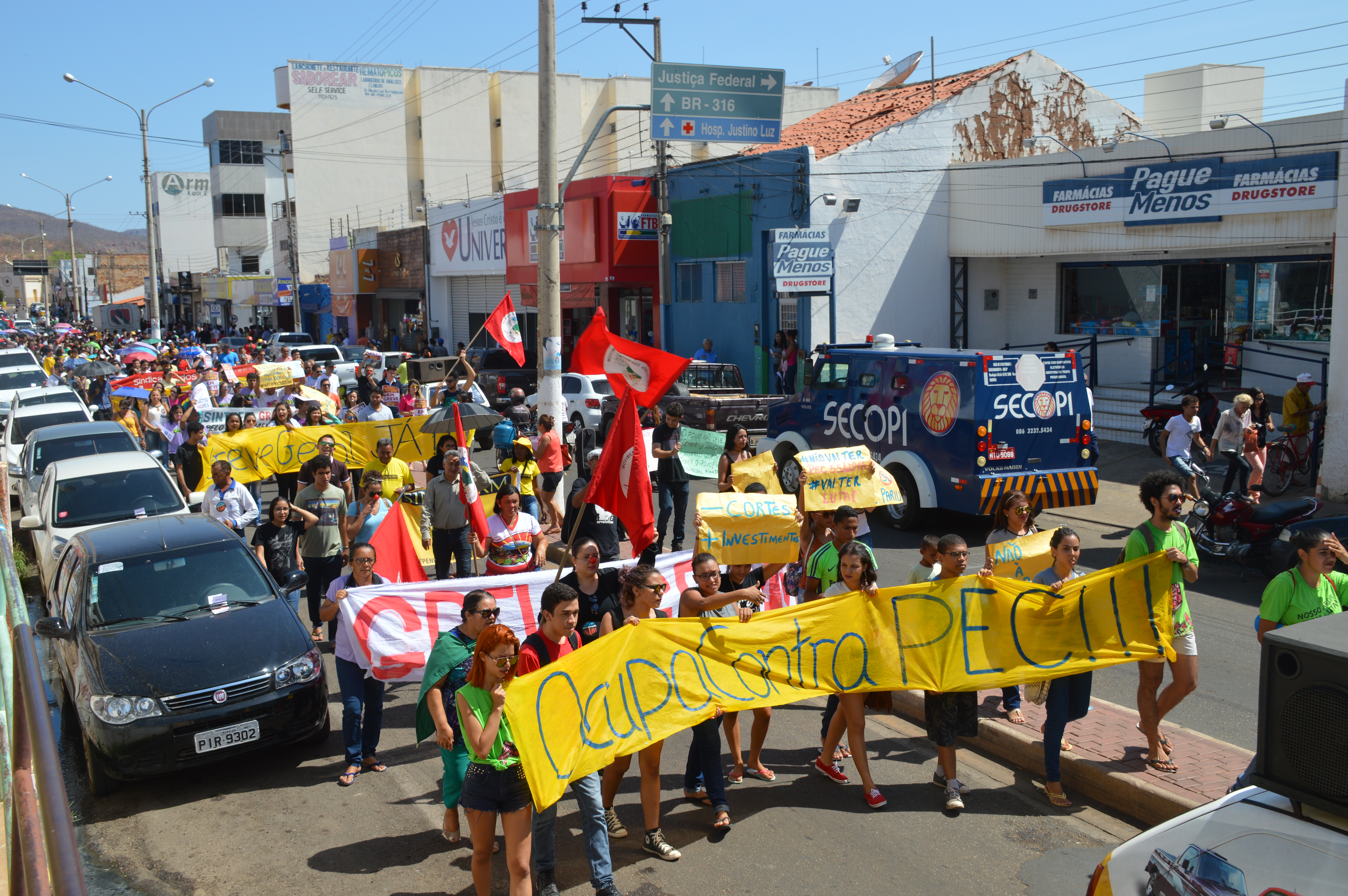 Protesto contra PEC do teto reúne estudantes e professores