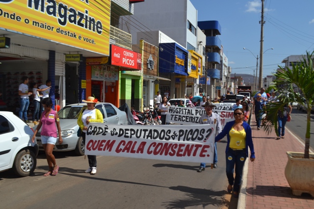 Protesto contra terceirização do Hospital Regional atrai menos de 20 pessoas