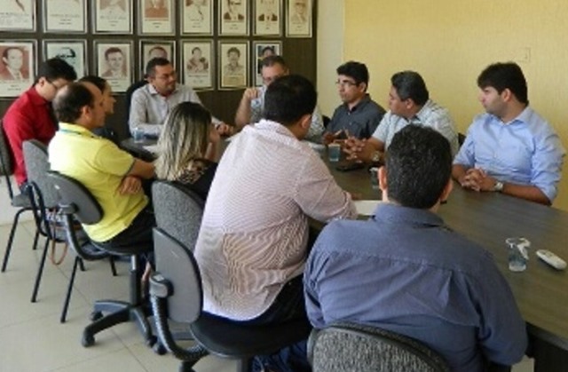 Florentino Neto discute com Padre Walmir sobre abertura da UPA de Picos