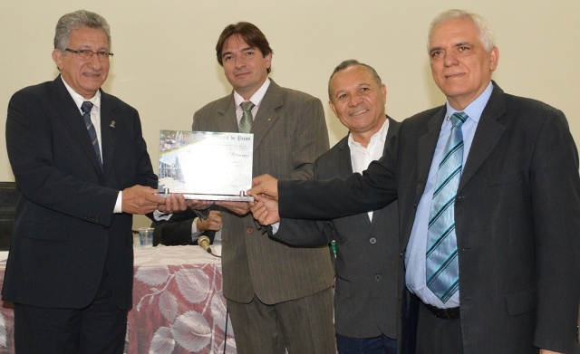 Câmara concede título de cidadão picoense ao ex-reitor Luiz Júnior