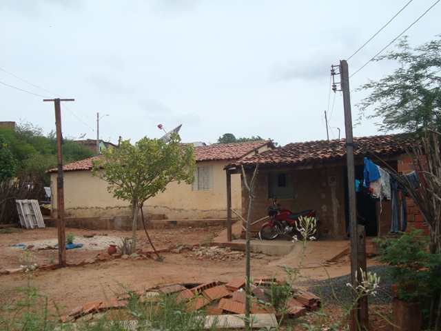 Gambiarras prejudicam moradores do bairro Aroeiras do Matadouro 