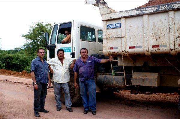 Gil Paraibano é denunciado por usar maquinário da prefeitura para fazer estrada em outro município