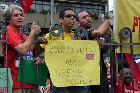 Professores  decidem manter greve após assembleia