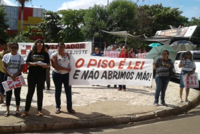 Trabalhadores em Educação promovem manifestação em Picos