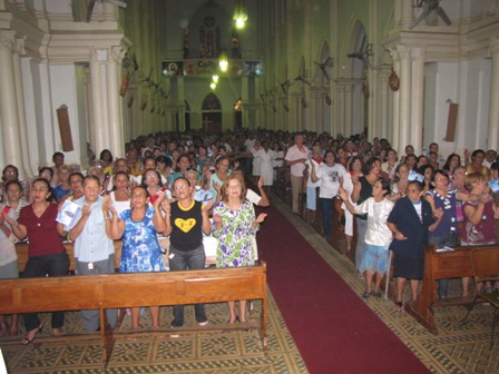 Fiéis lotam a Catedral na abertura dos festejos da Padroeira de Picos