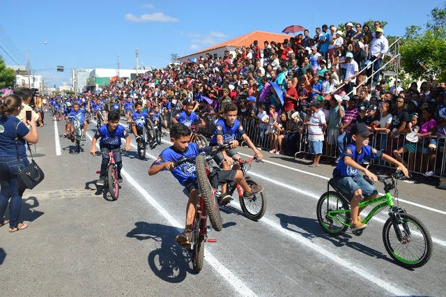Desfile da Independência atrai multidão em Picos