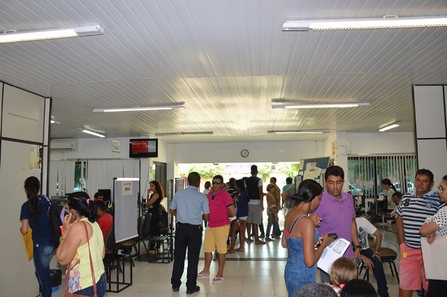Eleitores lotam cartório de Picos para recadastramento biométrico