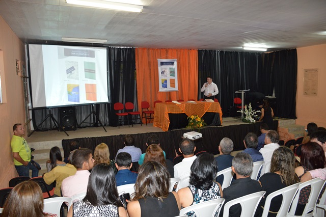 Bancário lança livro de crônicas em Picos