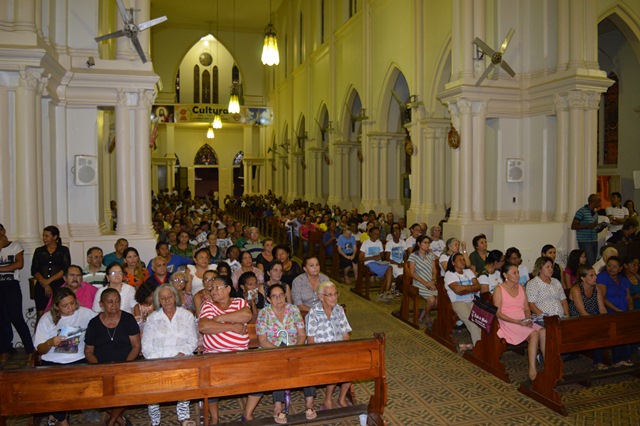 Picoenses lotam Catedral na  missa de sétimo dia  de Leonardo