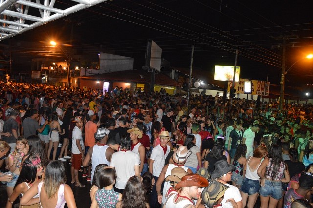 Corso de Picos reúne milhares de foliões
