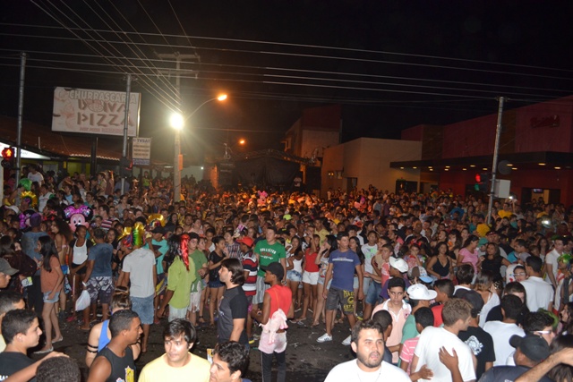 Corso leva centenas de foliões às ruas de Picos