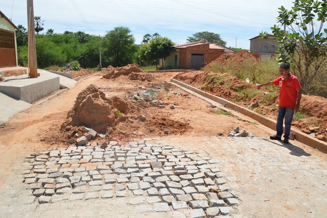 Obras de calçamento com emenda de Mainha estão paralisadas no bairro Boa Vista 