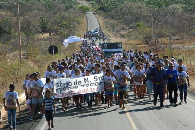 Devotos participam da 9ª Caminhada Religiosa ao povoado Torrões