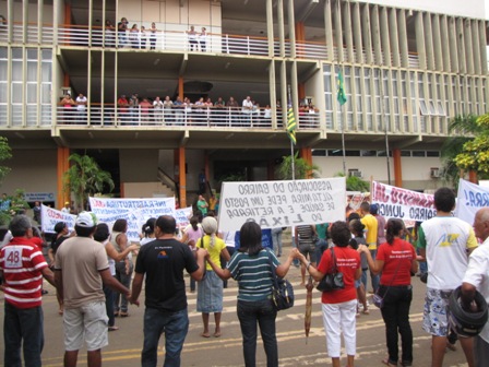 População toma as ruas de Picos para protestar contra descaso da administração Gil Paraibano