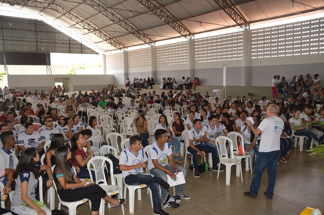 Alunos da rede pública de ensino participam de revisão do Pré Enem em Picos