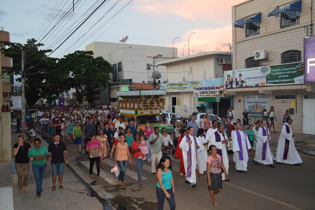 Procissão de Passos reúne multidão em Picos