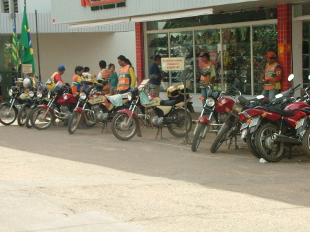 “Pontos” de mototaxistas se espalham pelo centro de Picos e tomam vagas em locais para estacionamento