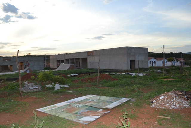 Obra do PAC orçada em 2,2 milhões está abandonada em Picos há mais de um ano