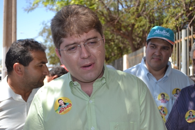 Rodrigo Martins faz campanha em Picos ao lado de Gil e Belê 