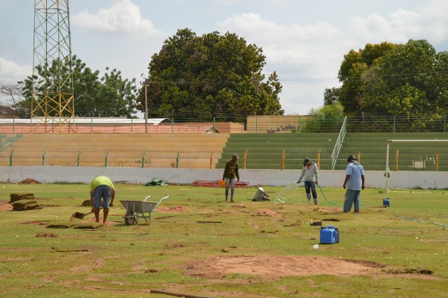 Começa a recuperação do gramado do Estádio Helvídio Nunes