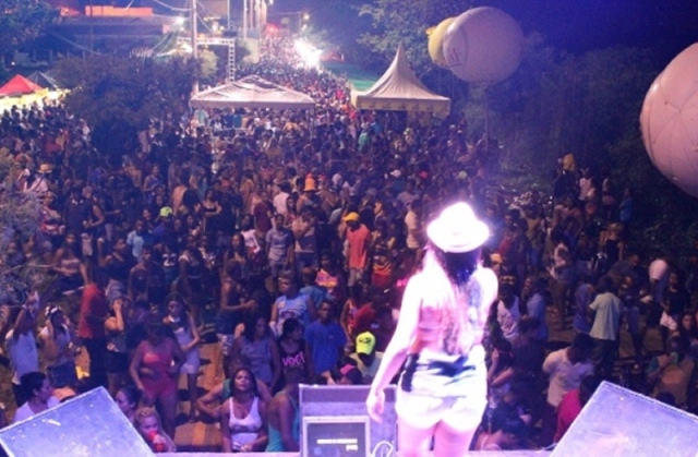 Foliões lotam avenida na primeira noite de carnaval em Picos