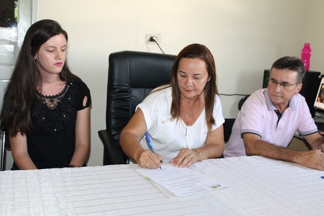 Prefeita de Santana do Piauí nomeia irmão como secretário e amplia nepotismo