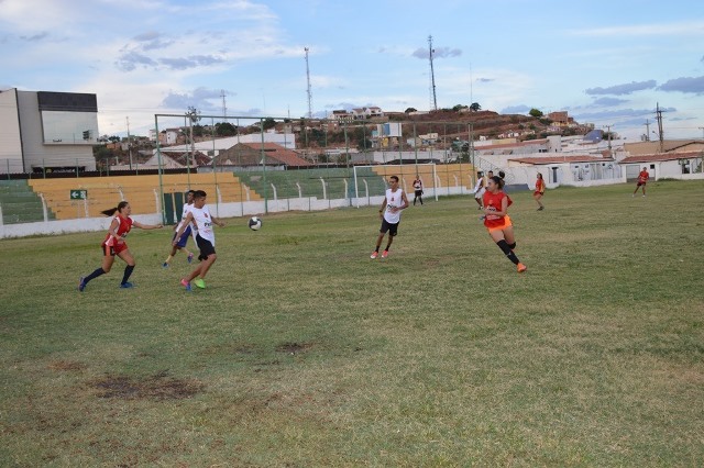 Abelhas Rainhas enfrenta Flamengo em busca de vaga na semifinal 