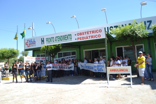 Servidores protestam contra terceirização do Hospital Regional 