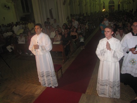 Fiéis lotam Igreja Catedral na ordenação de dois novos diáconos
