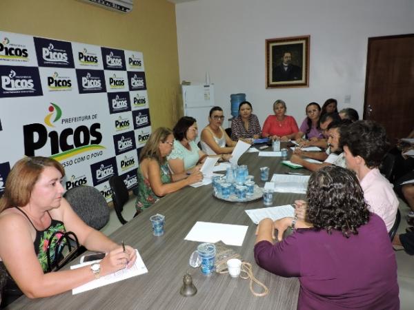 Reunião discute obras de saneamento em Picos