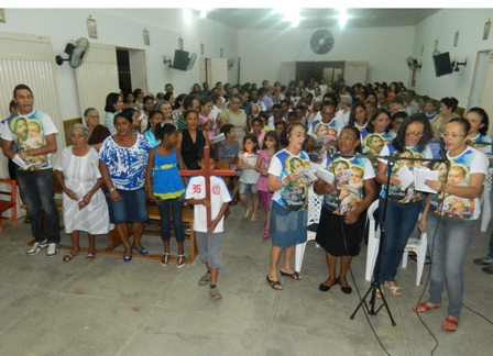 Fiéis lotam igreja do bairro Paroquial na abertura dos Festejos do Padroeiro 