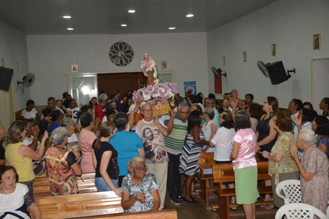 Comunidade lota igreja do bairro Paroquial na missa do Padroeiro