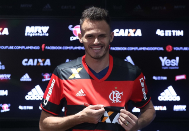 Lateral picoense Renê é apresentado ao Flamengo do Rio