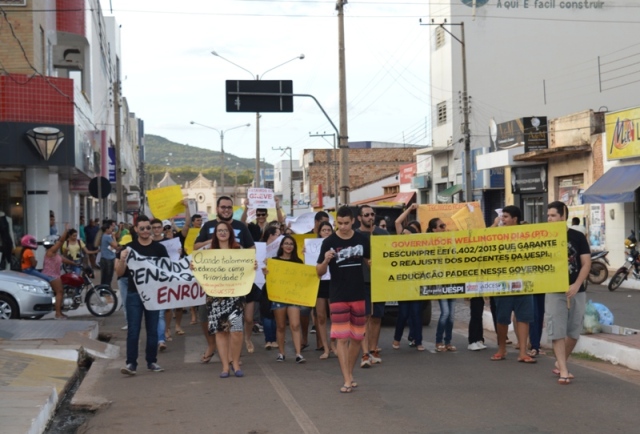 Professores e alunos da Uespi protestam contra o Governo em Picos