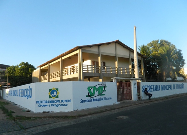 Secretaria da Educação em Picos deixa prédio próprio e vai para casa alugada