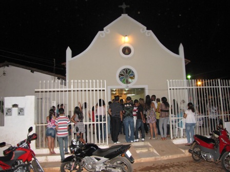 Fiéis lotam igreja no encerramento dos Festejos de São José no bairro Paroquial em Picos