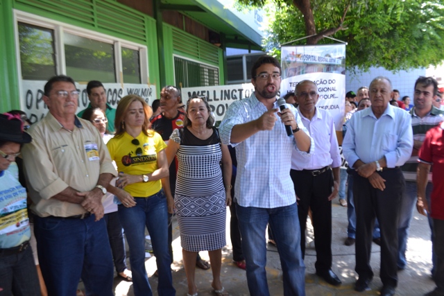 Picoense protesta contra terceirização do Hospital Regional