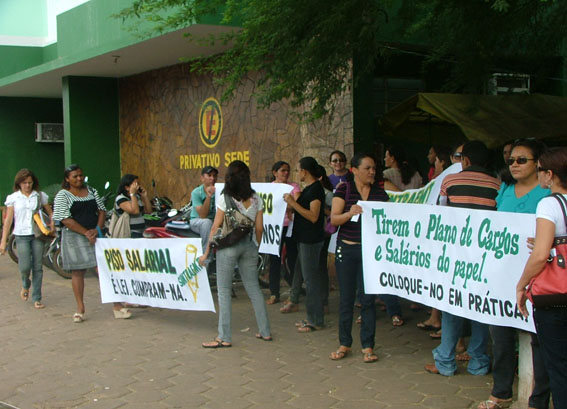 Professores da rede municipal de ensino realizam protesto em frente a Sec. de Educação
