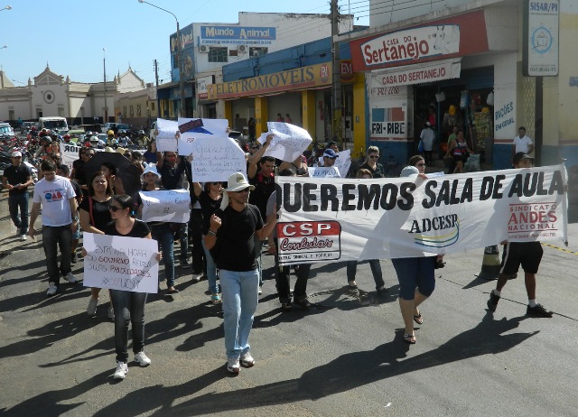 Professores e alunos da Uespi promovem manifestação em Picos