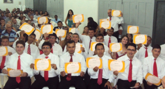 Comunicadores formados pela Comradio do Brasil em Picos recebem diploma