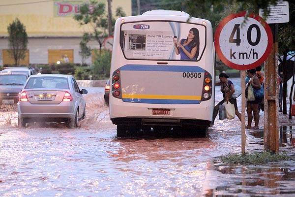 Ruas de Picos ficam alagadas após forte chuva
