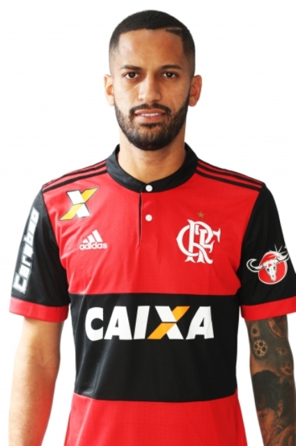 Volante Rômulo é barrado e amarga reserva no Flamengo