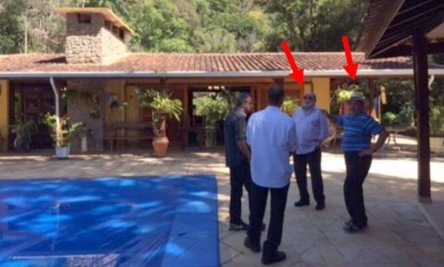 Foto mostra Lula com ex-presidente da OAS no sítio em Atibaia