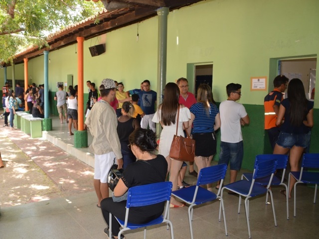 Eleitores de Picos enfrentam fila para votar