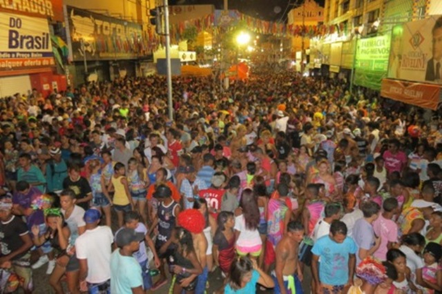 Picoenses lotam avenida na 2ª noite de carnaval