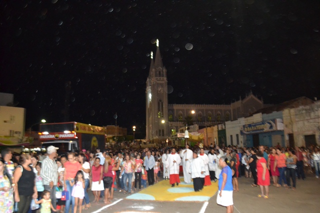 Procissão de Corpus Christi reúne centenas de fiéis em Picos