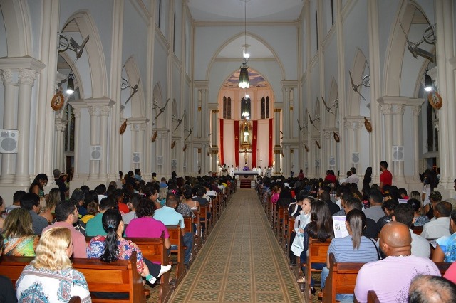 Picoenses lotam a Catedral na Missa de Cinzas