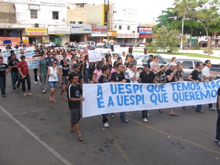 Universitários vão a rua protestar contra deficiência na Uespi em Picos