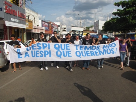 Universitários organizam nova manifestação contra problemas na Uespi em Picos 